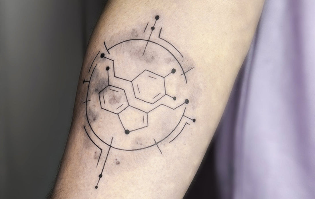 Tattoo Künstler bei der Arbeit in einem Tattoo Studio in Berlin