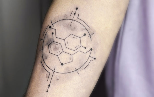 Tattoo Künstler bei der Arbeit in einem Tattoo Studio in Berlin