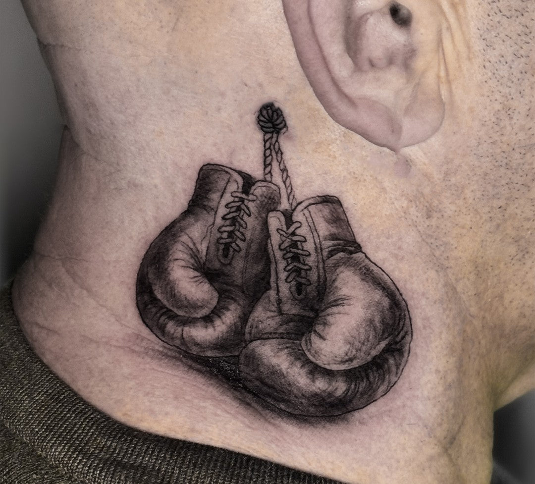 Schwarz-graues Hals Tattoo mit präzisen Details