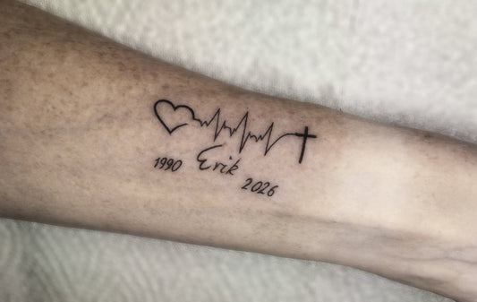 Kleines Fine Line Tattoo am Unterarm in einem professionellen Tattoo Studio Berlin