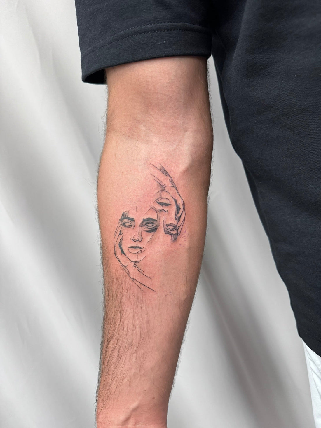 Tätowierer bei der Arbeit an einem großen Tattoo-Motiv im Atmo Studio Berlin Siemensstadt