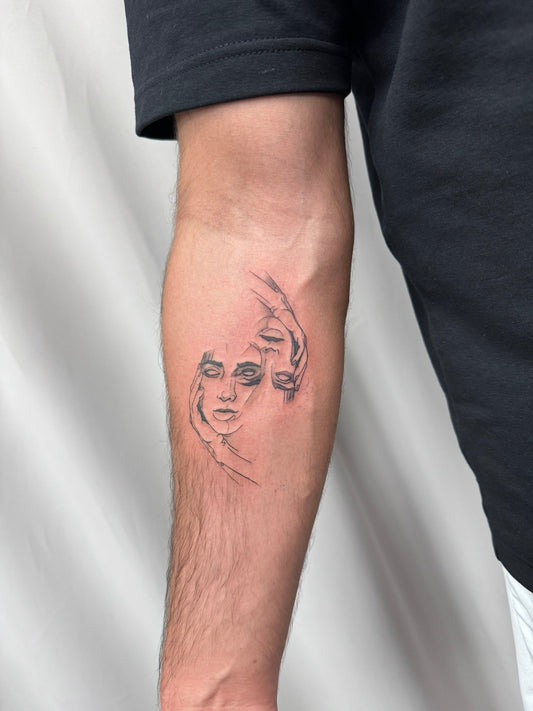 Tätowierer bei der Arbeit an einem großen Tattoo-Motiv im Atmo Studio Berlin Siemensstadt