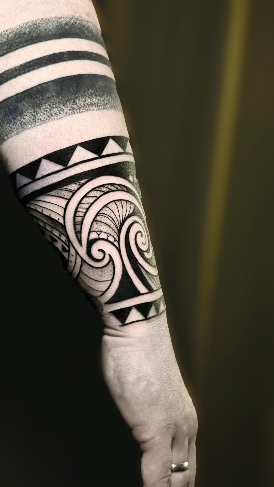 Frisches Tattoo am Arm mit Wassertropfen im Hintergrund – Tattoo Studio Berlin