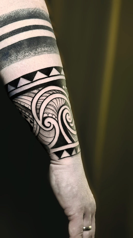 Frisches Tattoo am Arm mit Wassertropfen im Hintergrund – Tattoo Studio Berlin